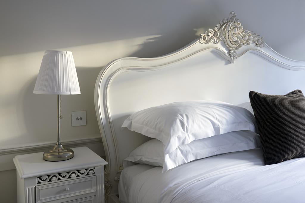 The Bell Inn Hotel Horndon-on-the-Hill Quarto foto